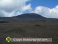 Un piton dans le paysage lunaire